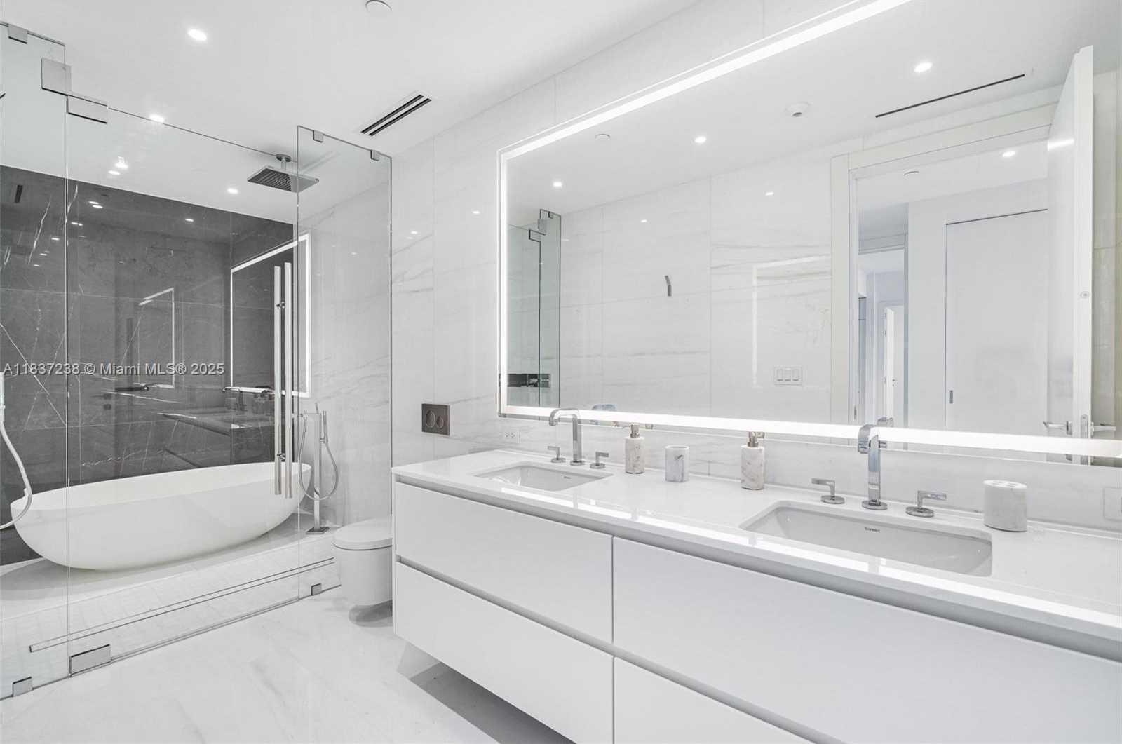 Small Image of 300 BISCAYNE BLVD WAY #2706, Miami Number 12