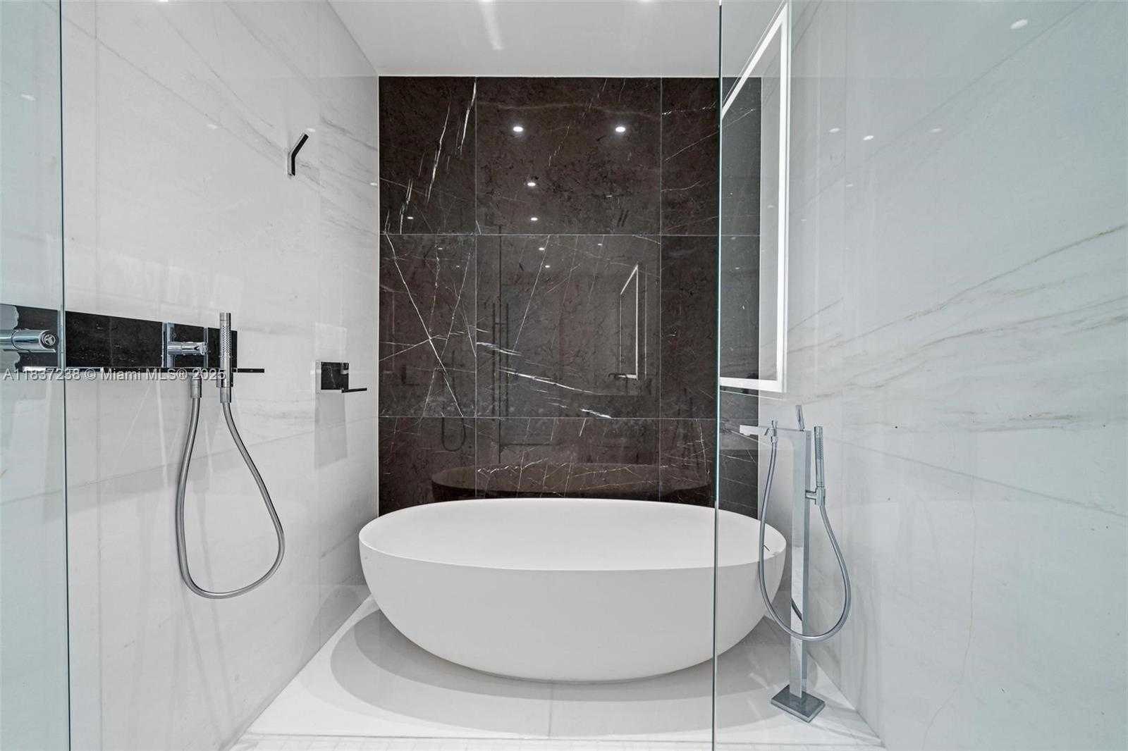 Small Image of 300 BISCAYNE BLVD WAY #2706, Miami Number 13