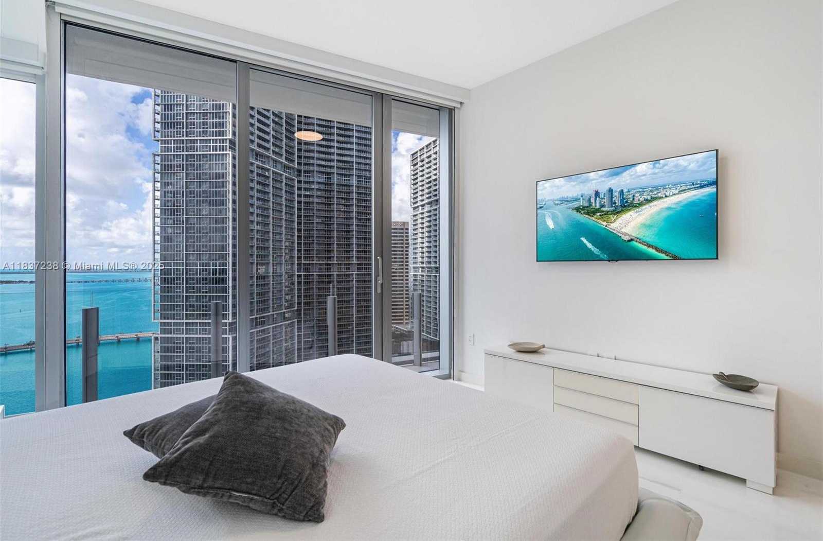 Small Image of 300 BISCAYNE BLVD WAY #2706, Miami Number 17
