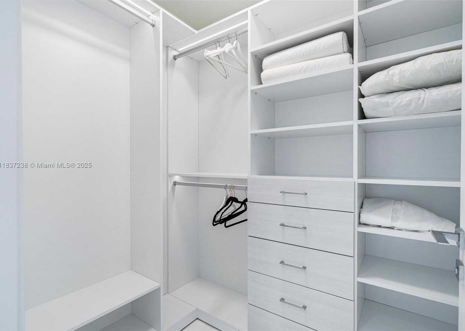 Small Image of 300 BISCAYNE BLVD WAY #2706, Miami Number 6