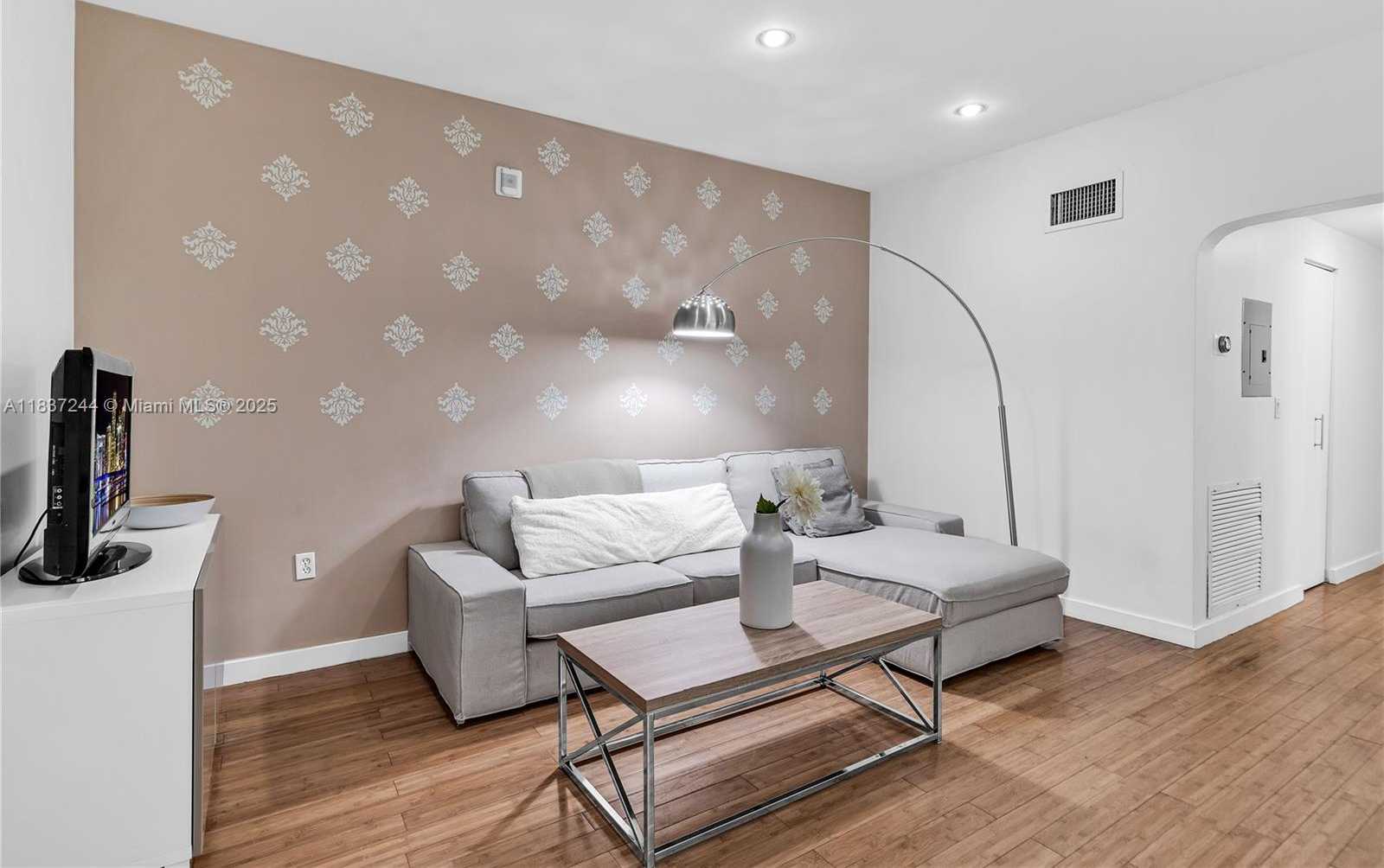 Small Image of 815 EUCLID AVE #7, Miami Beach Number 2