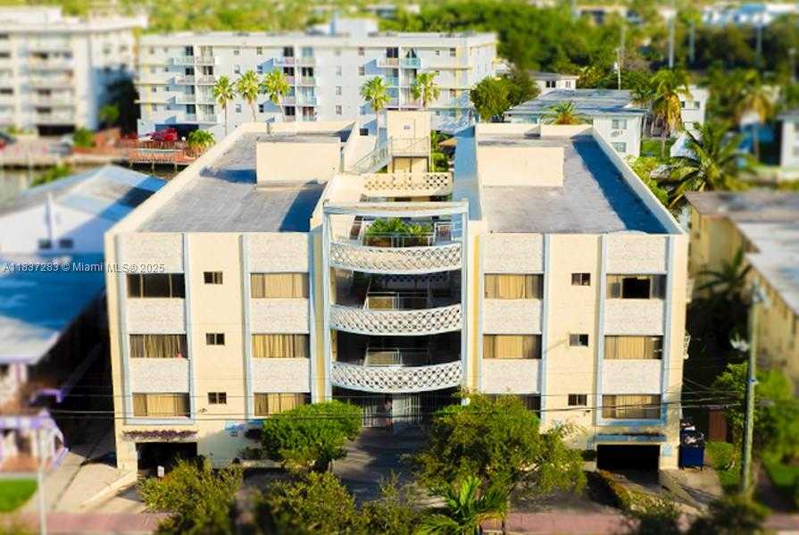 Small Image of 1165 MARSEILLE DR #33, Miami Beach Number 11