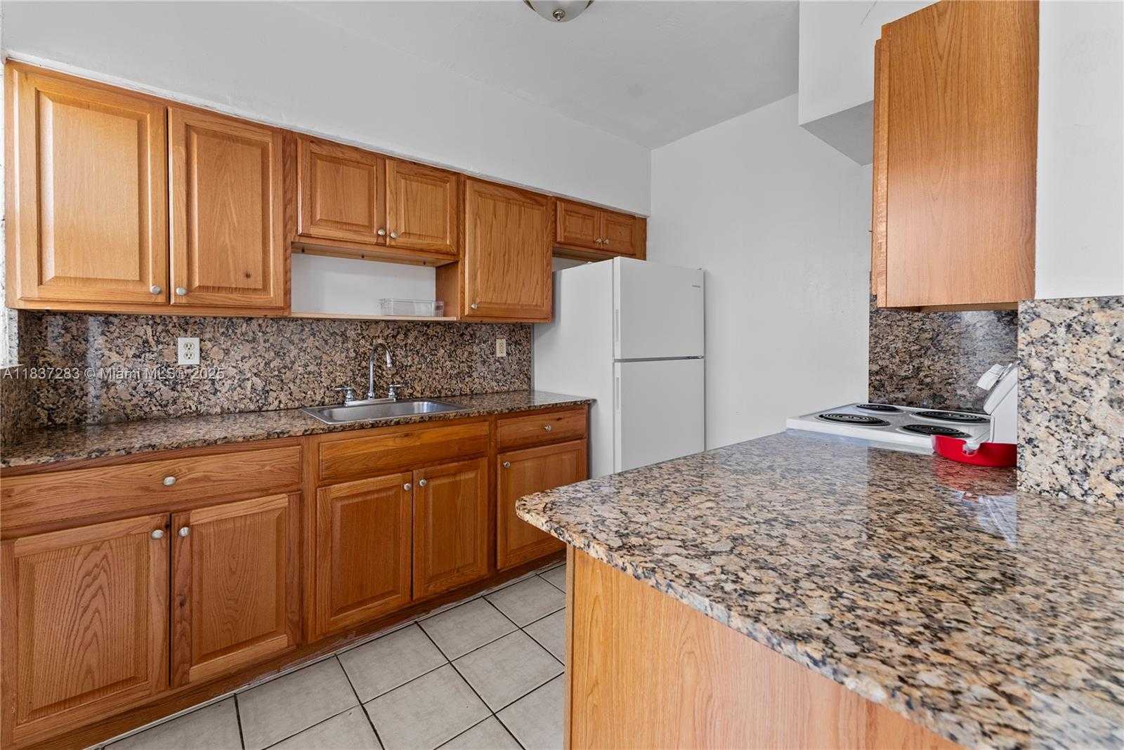 Small Image of 1165 MARSEILLE DR #33, Miami Beach Number 3