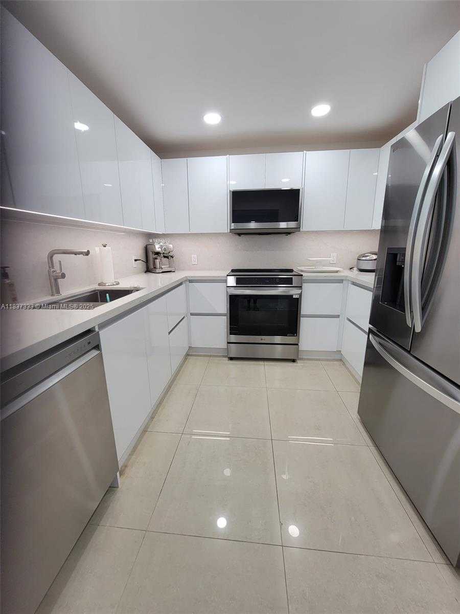 Small Image of 5701 COLLINS AVE #1512, Miami Beach Number 17