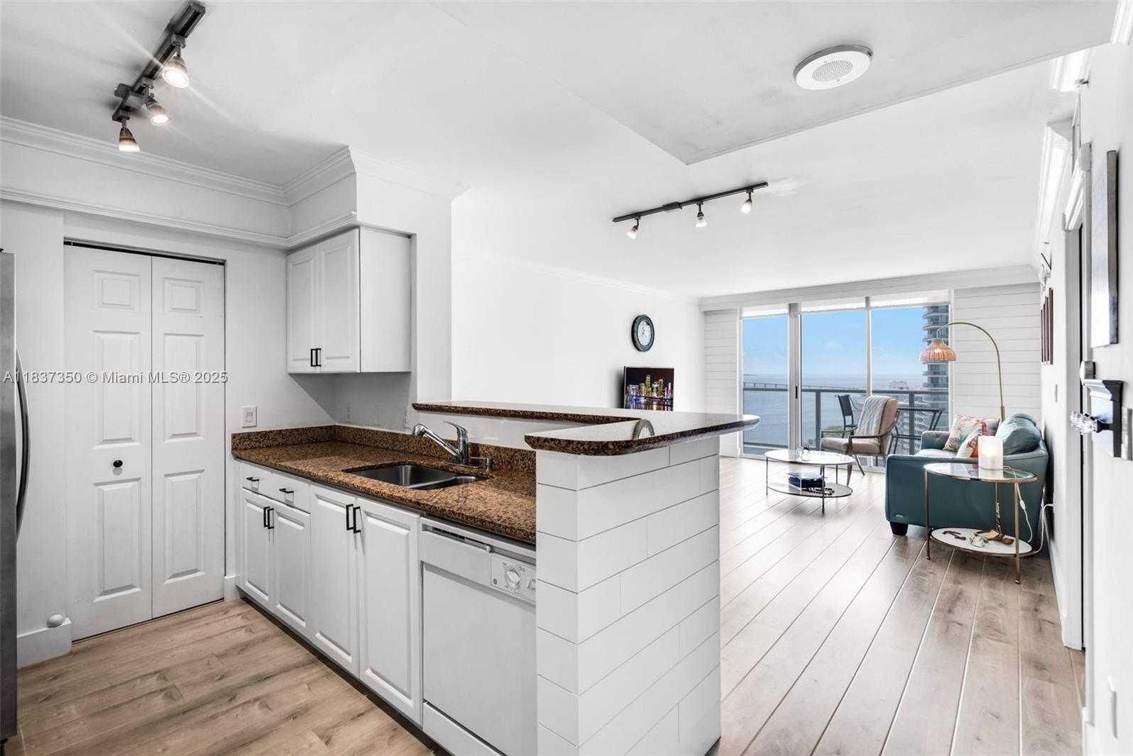 Small Image of 1155 BRICKELL BAY DR #2007, Miami Number 3