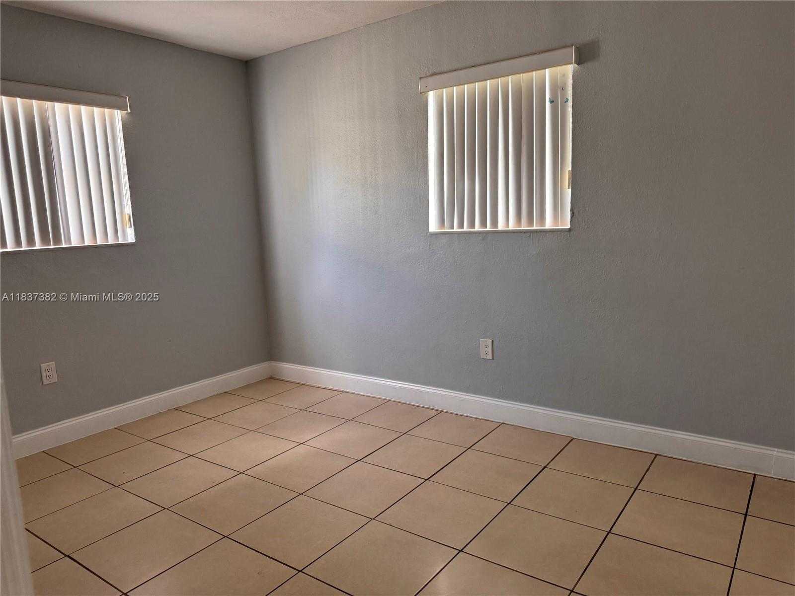 Small Image of 1131 NE 211th Terrace, Miami, FL 33179, USA Number 10