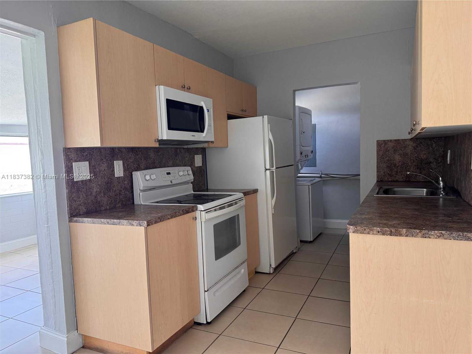 Small Image of 1131 NE 211th Terrace, Miami, FL 33179, USA Number 2