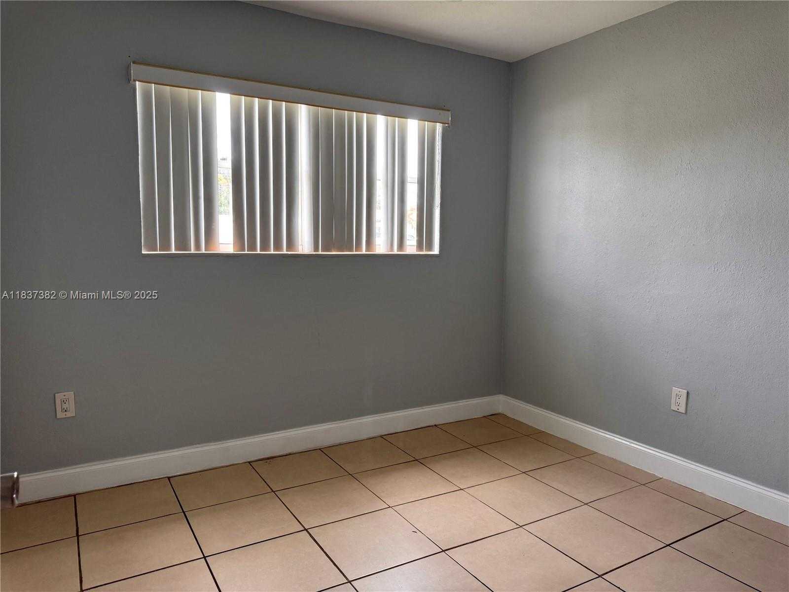 Small Image of 1131 NE 211th Terrace, Miami, FL 33179, USA Number 4