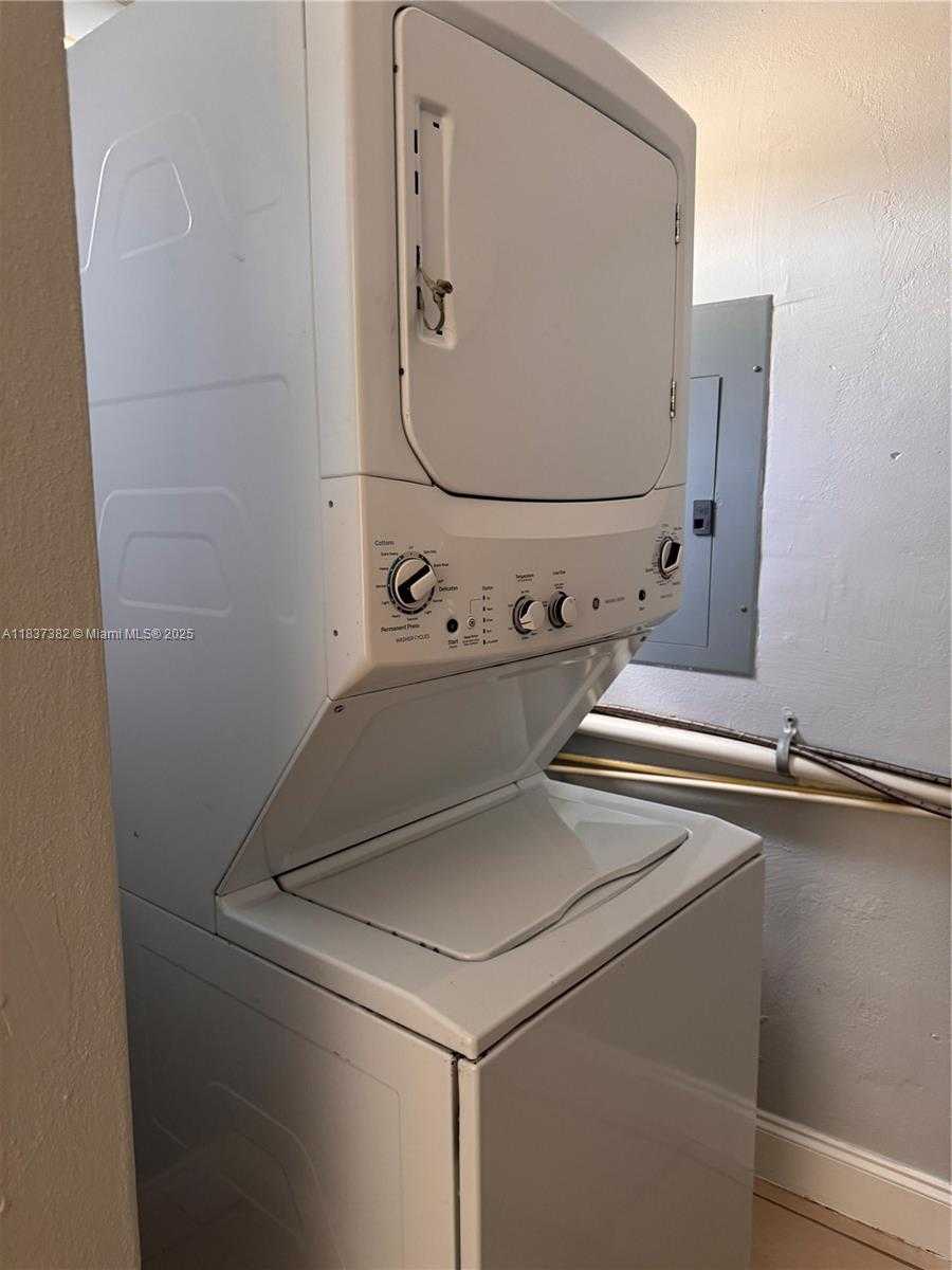Small Image of 1131 NE 211th Terrace, Miami, FL 33179, USA Number 5