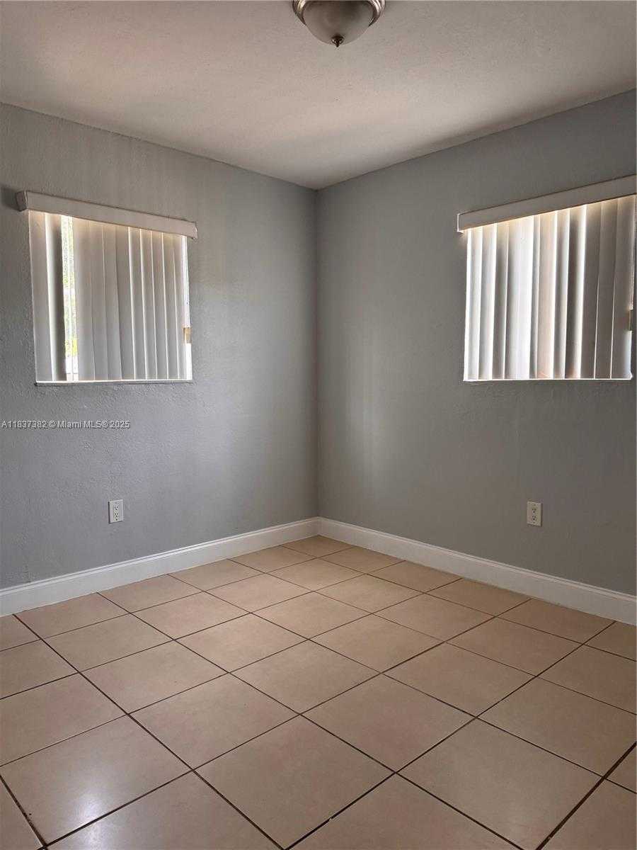 Small Image of 1131 NE 211th Terrace, Miami, FL 33179, USA Number 6