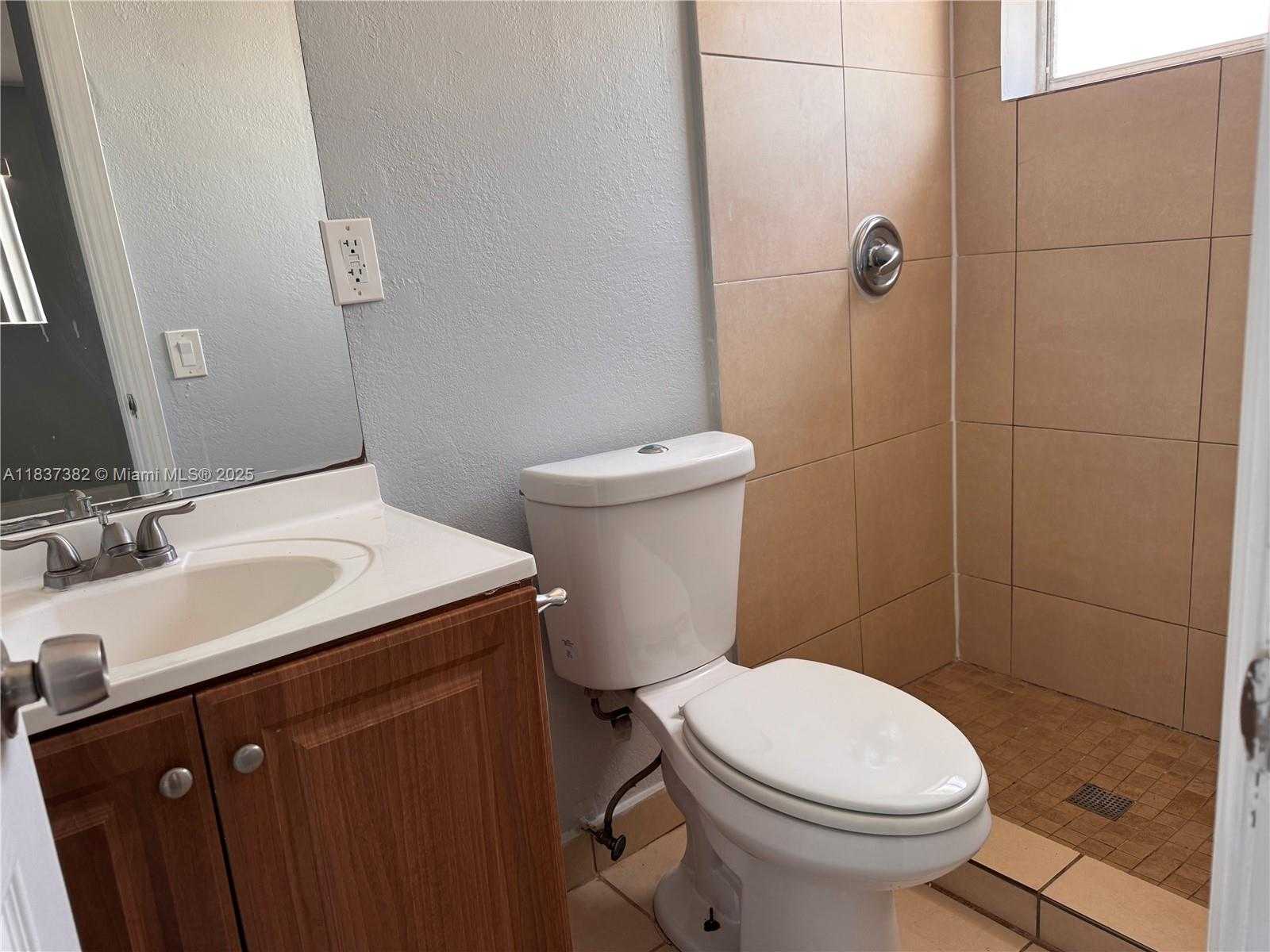 Small Image of 1131 NE 211th Terrace, Miami, FL 33179, USA Number 7