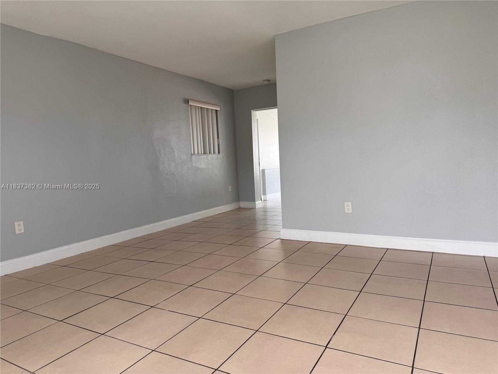 Small Image of 1131 NE 211th Terrace, Miami, FL 33179, USA Number 8