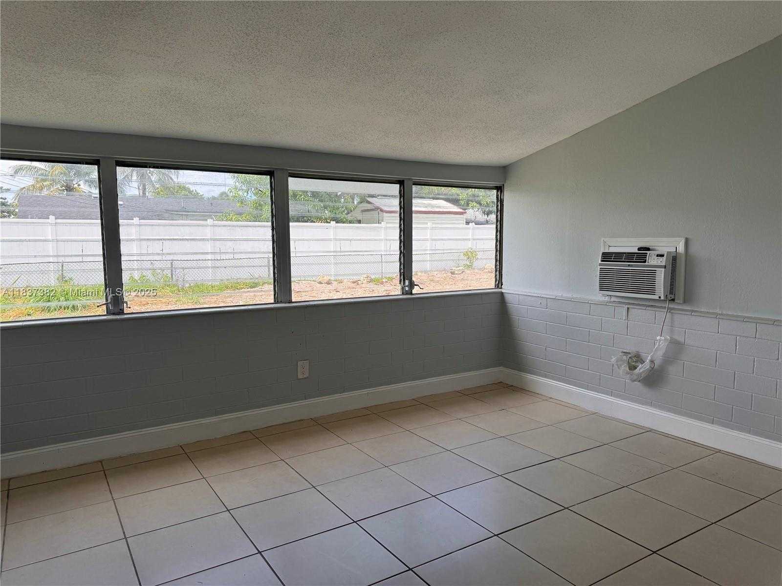 Small Image of 1131 NE 211th Terrace, Miami, FL 33179, USA Number 9