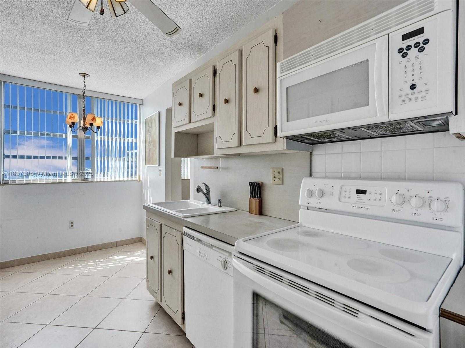 Small Image of 1833 SOUTH OCEAN DR #1511, Hallandale Beach Number 14