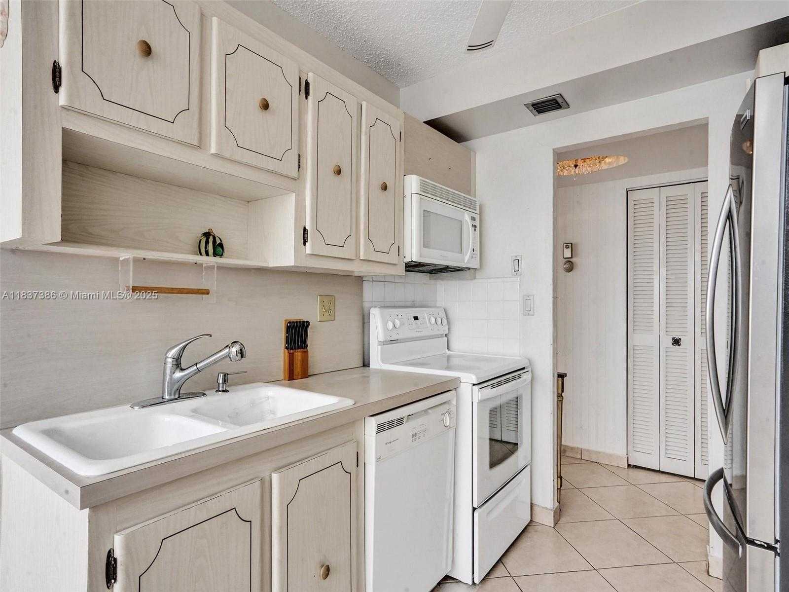 Small Image of 1833 SOUTH OCEAN DR #1511, Hallandale Beach Number 2