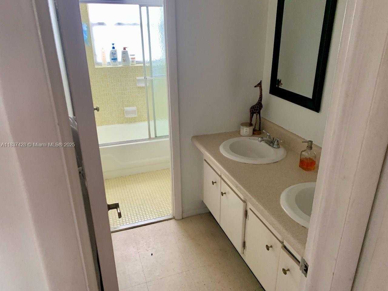 Small Image of 1519 DREXEL AVE #401, Miami Beach Number 9