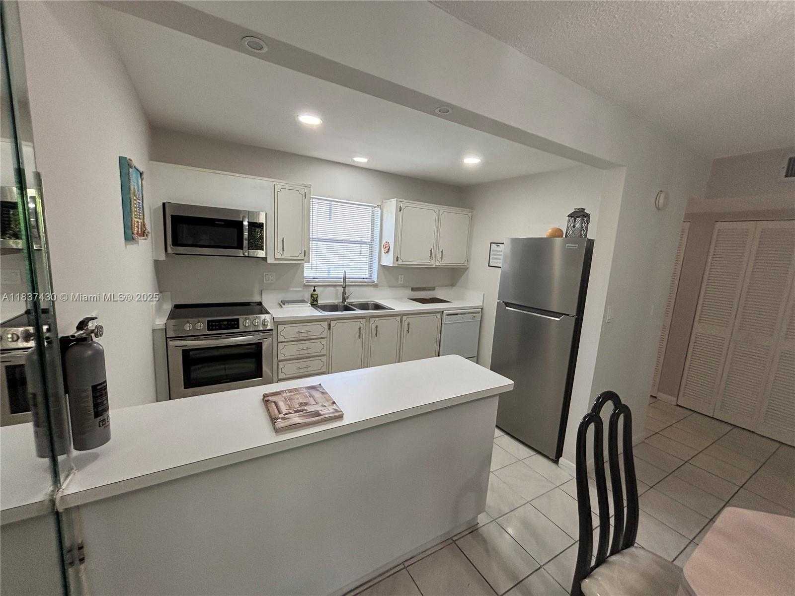 Small Image of 201 178TH DR #337, Sunny Isles Beach Number 3