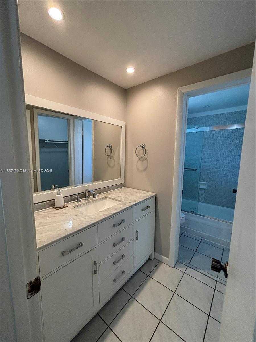 Small Image of 201 178TH DR #337, Sunny Isles Beach Number 4