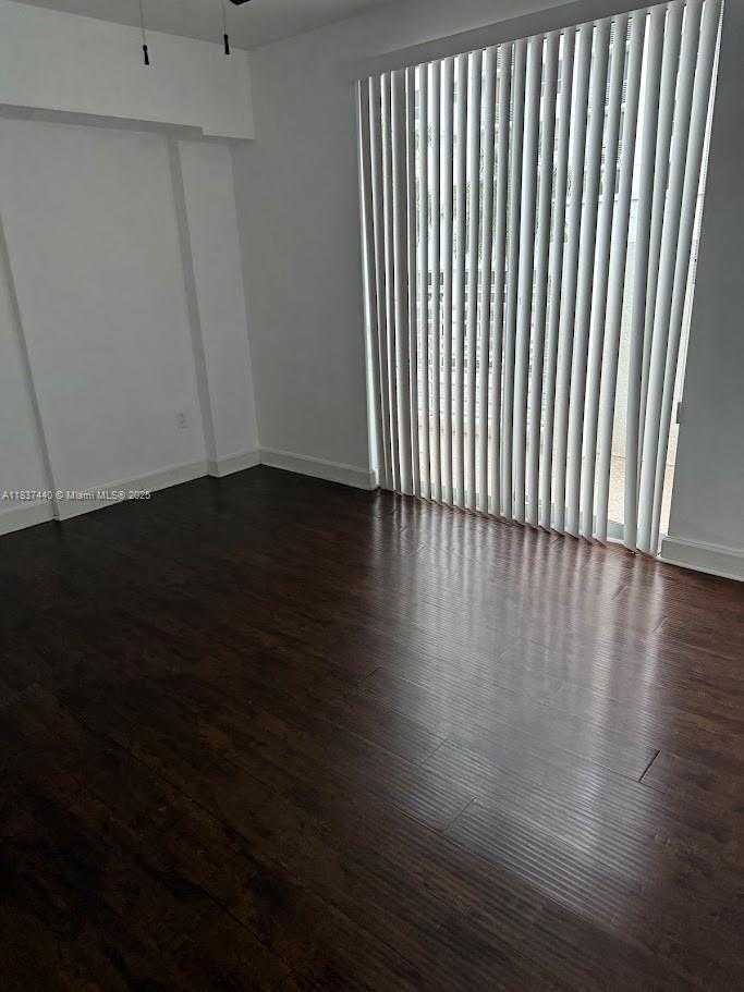 Small Image of Hollywood Number 17