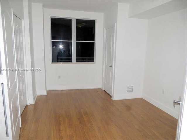 Small Image of Hollywood Number 7