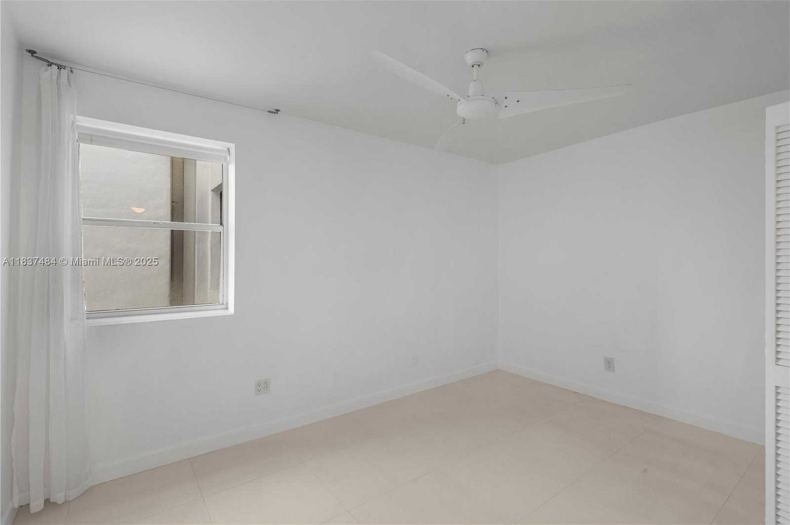 Small Image of 1390 OCEAN DR #504, Miami Beach Number 14