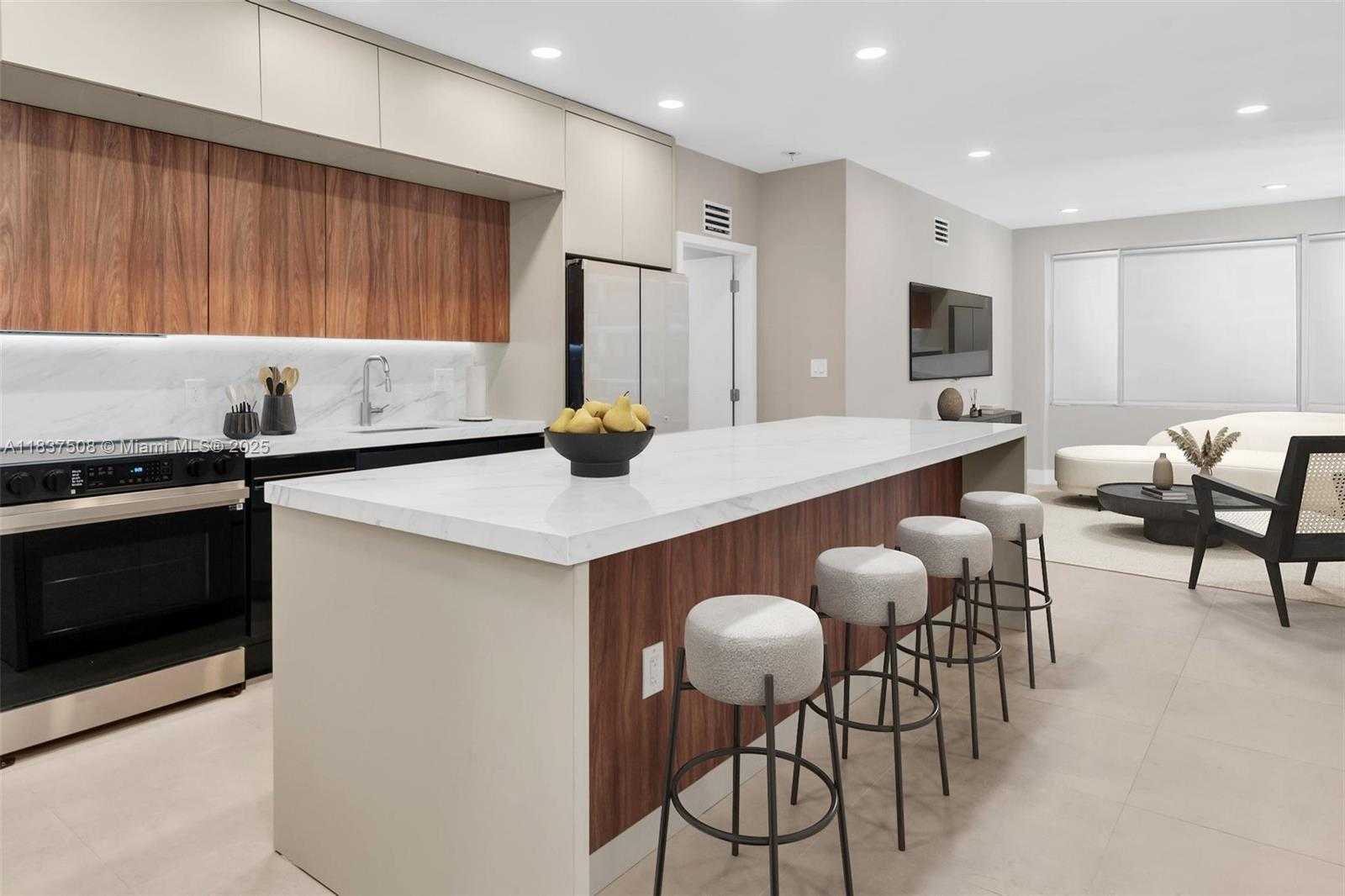Small Image of 5255 COLLINS AVE #9B, Miami Beach Number 2
