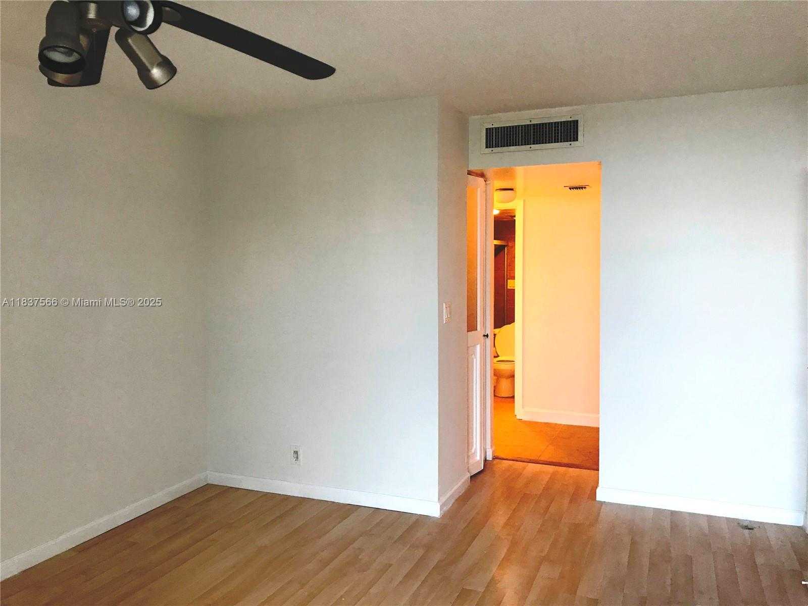 Small Image of 3475 NORTH COUNTRY CLUB DR #516, Aventura Number 10