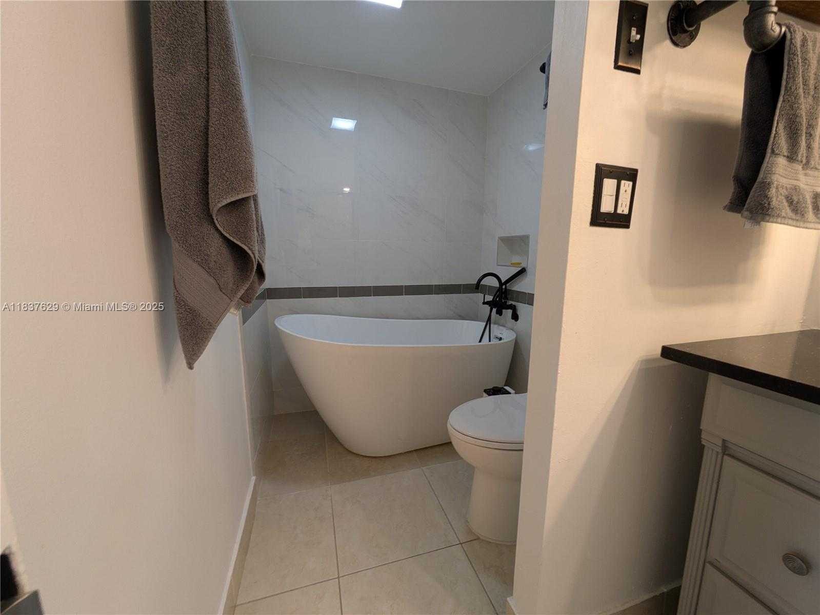 Small Image of 10101 EAST BAY HARBOR DR #402, Bay Harbor Islands Number 28