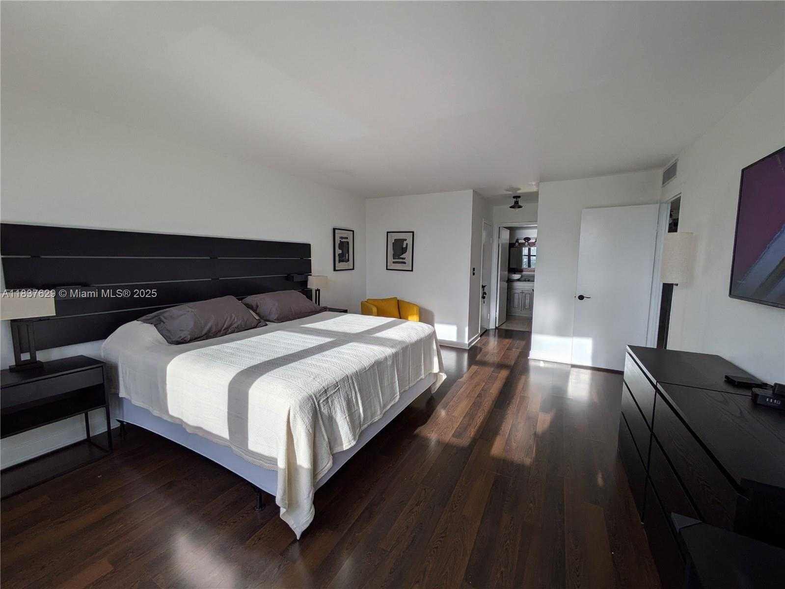 Small Image of 10101 EAST BAY HARBOR DR #402, Bay Harbor Islands Number 29