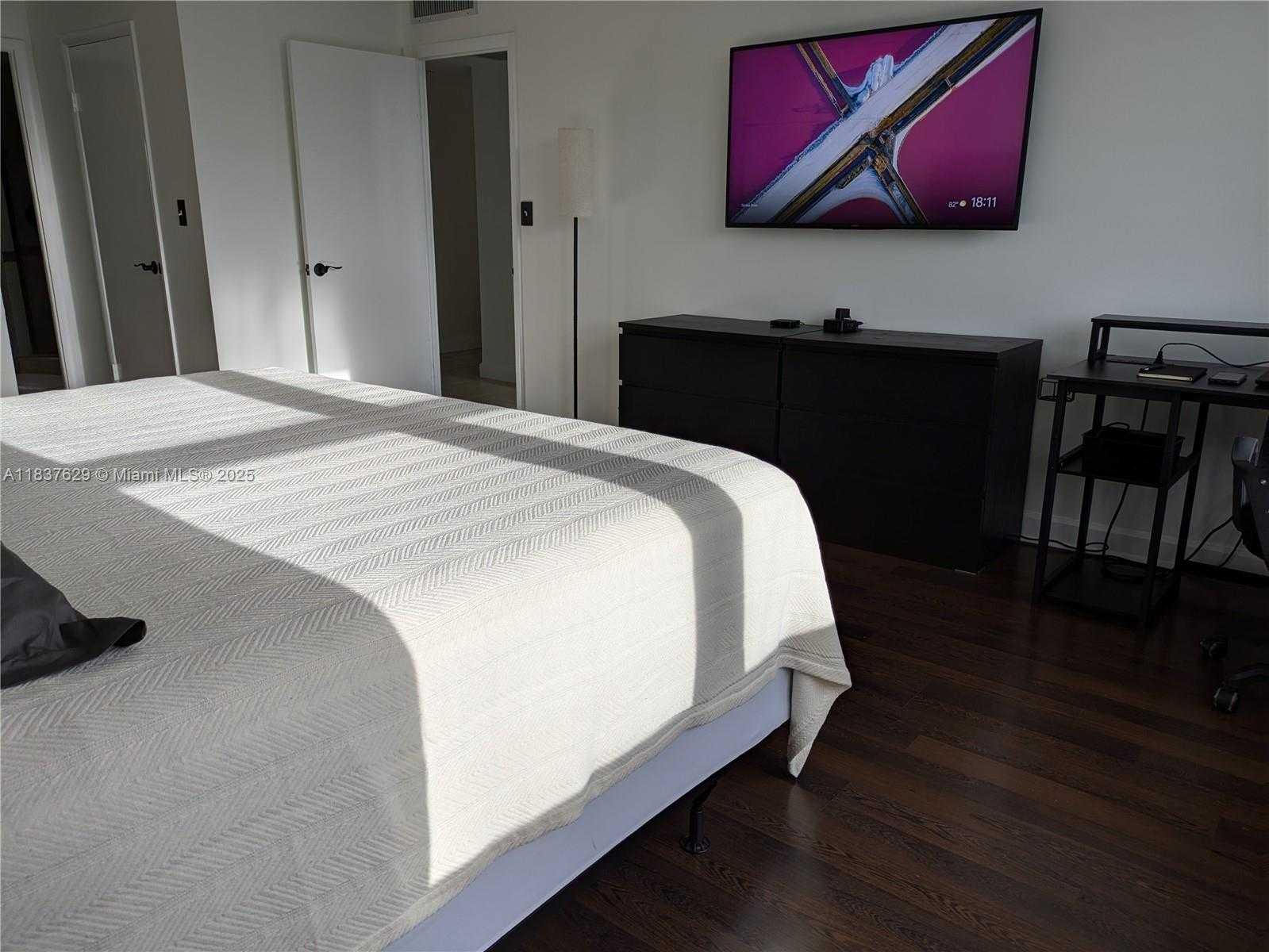 Small Image of 10101 EAST BAY HARBOR DR #402, Bay Harbor Islands Number 30