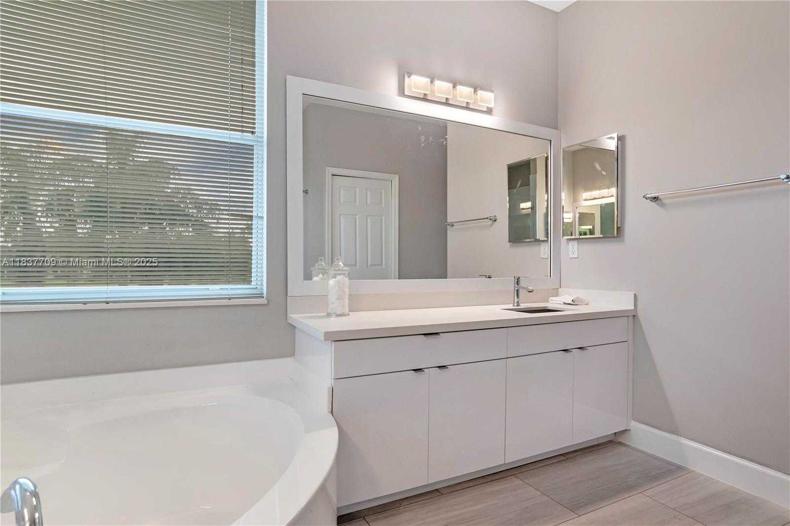 Small Image of 2527 EAGLE RUN DR, Weston Number 37
