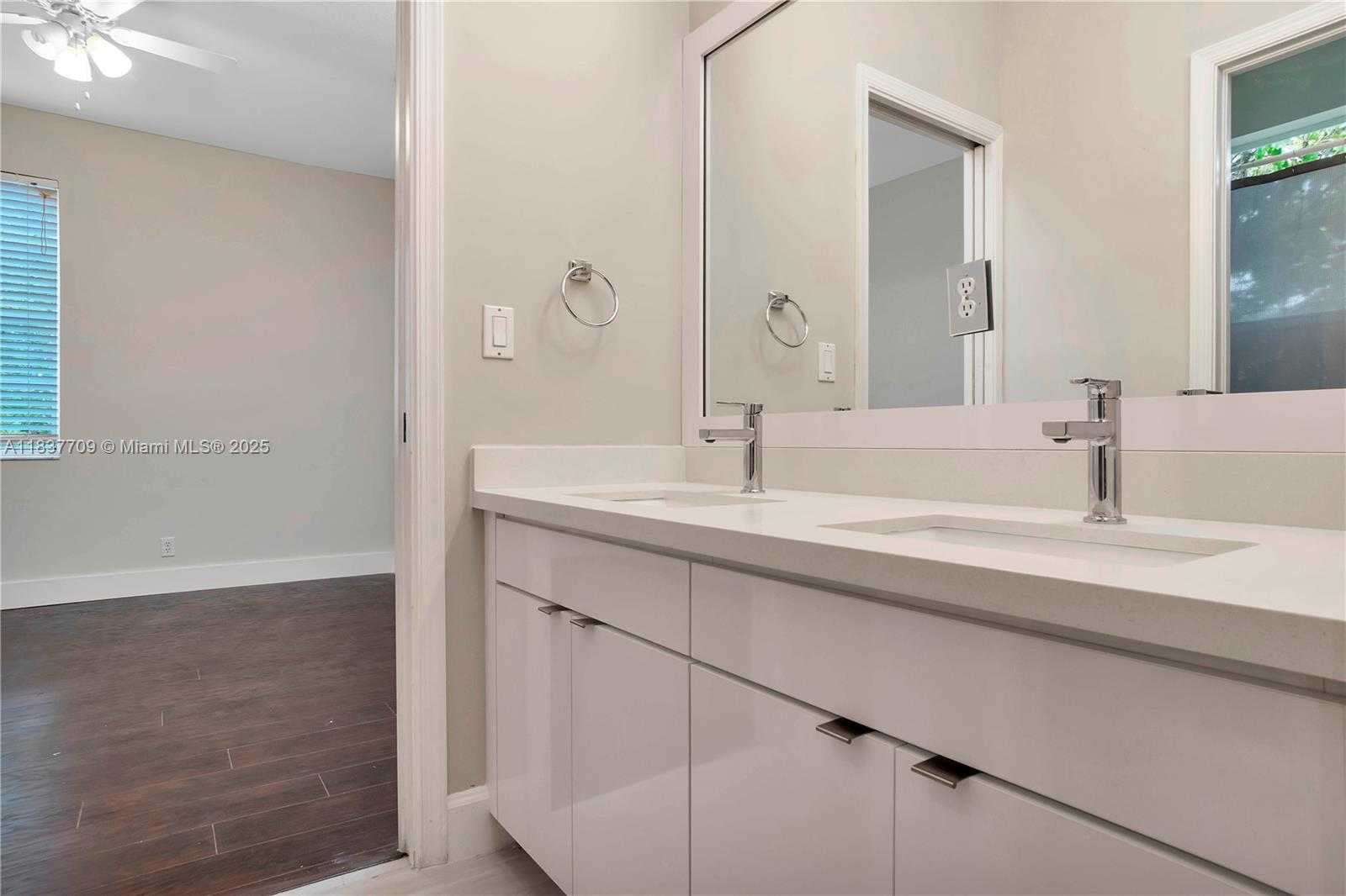 Small Image of 2527 EAGLE RUN DR, Weston Number 44
