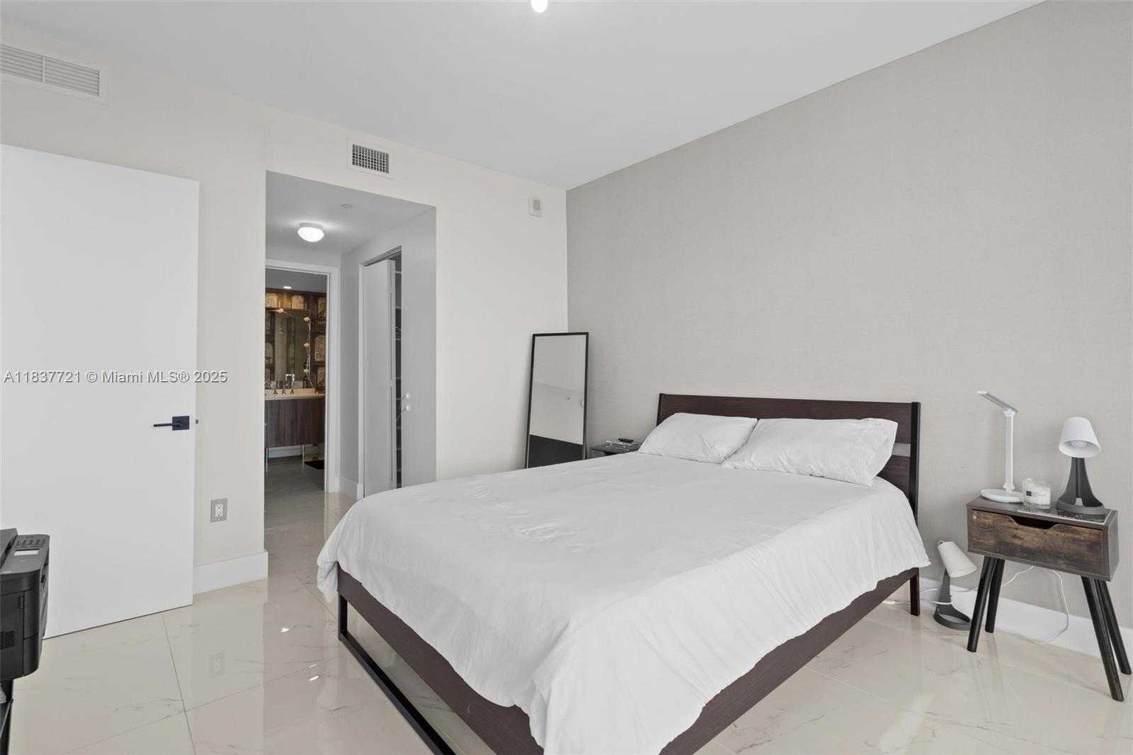Small Image of 488 NE 18th St, Miami, FL 33132, USA Number 10