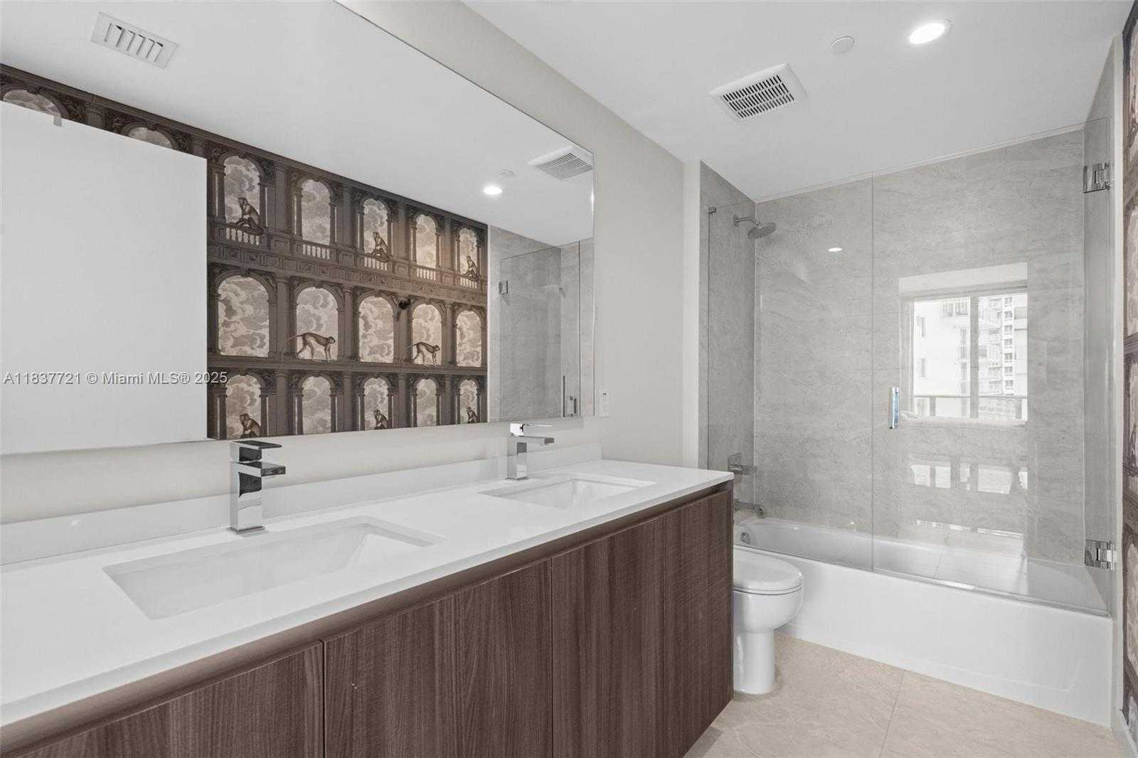 Small Image of 488 NE 18th St, Miami, FL 33132, USA Number 20