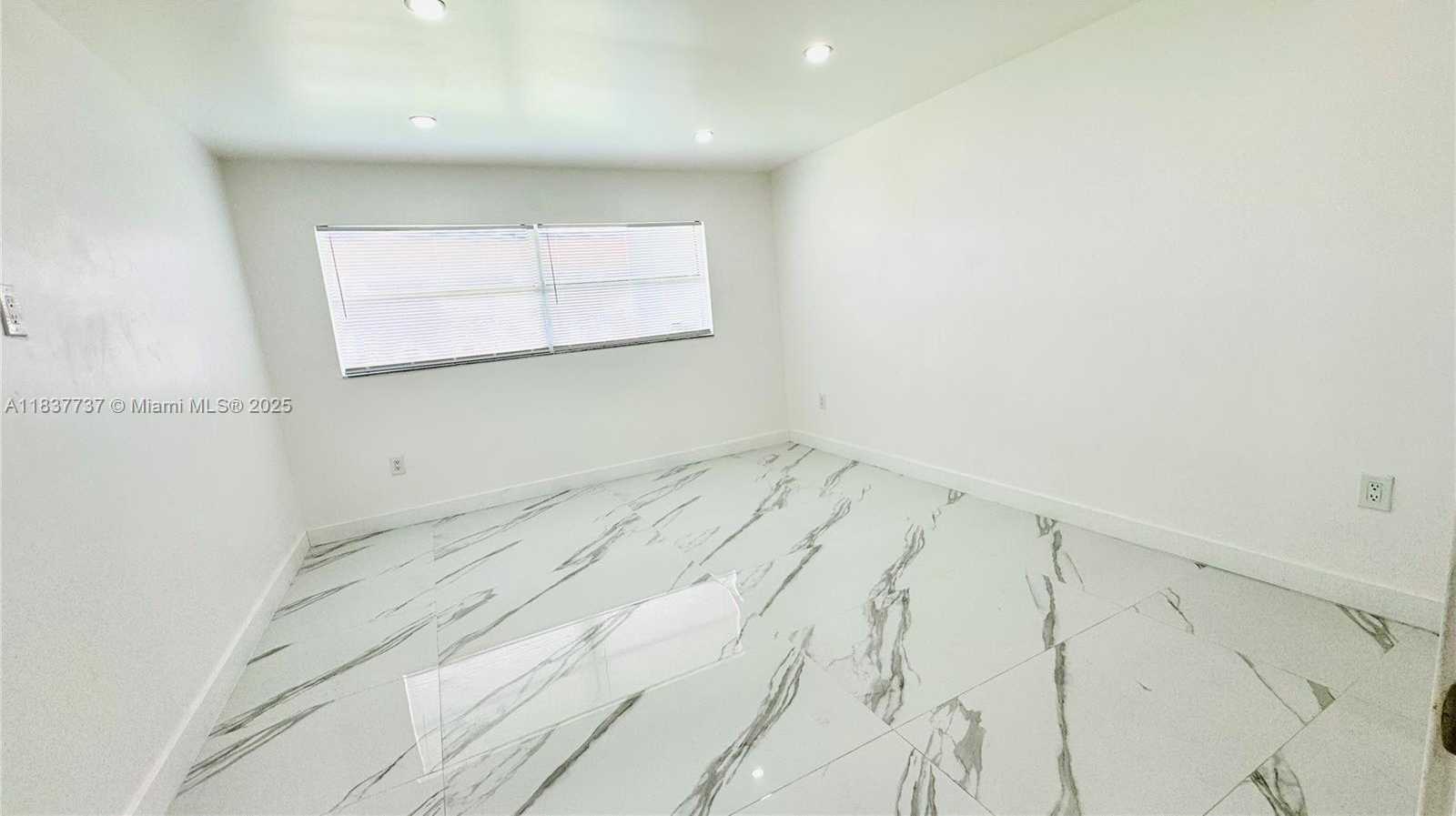 Small Image of 9375 FONTAINEBLEAU BLVD #L111, Miami Number 14
