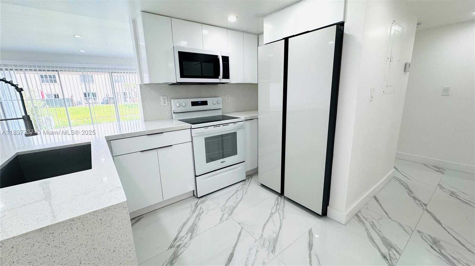 Small Image of 9375 FONTAINEBLEAU BLVD #L111, Miami Number 4