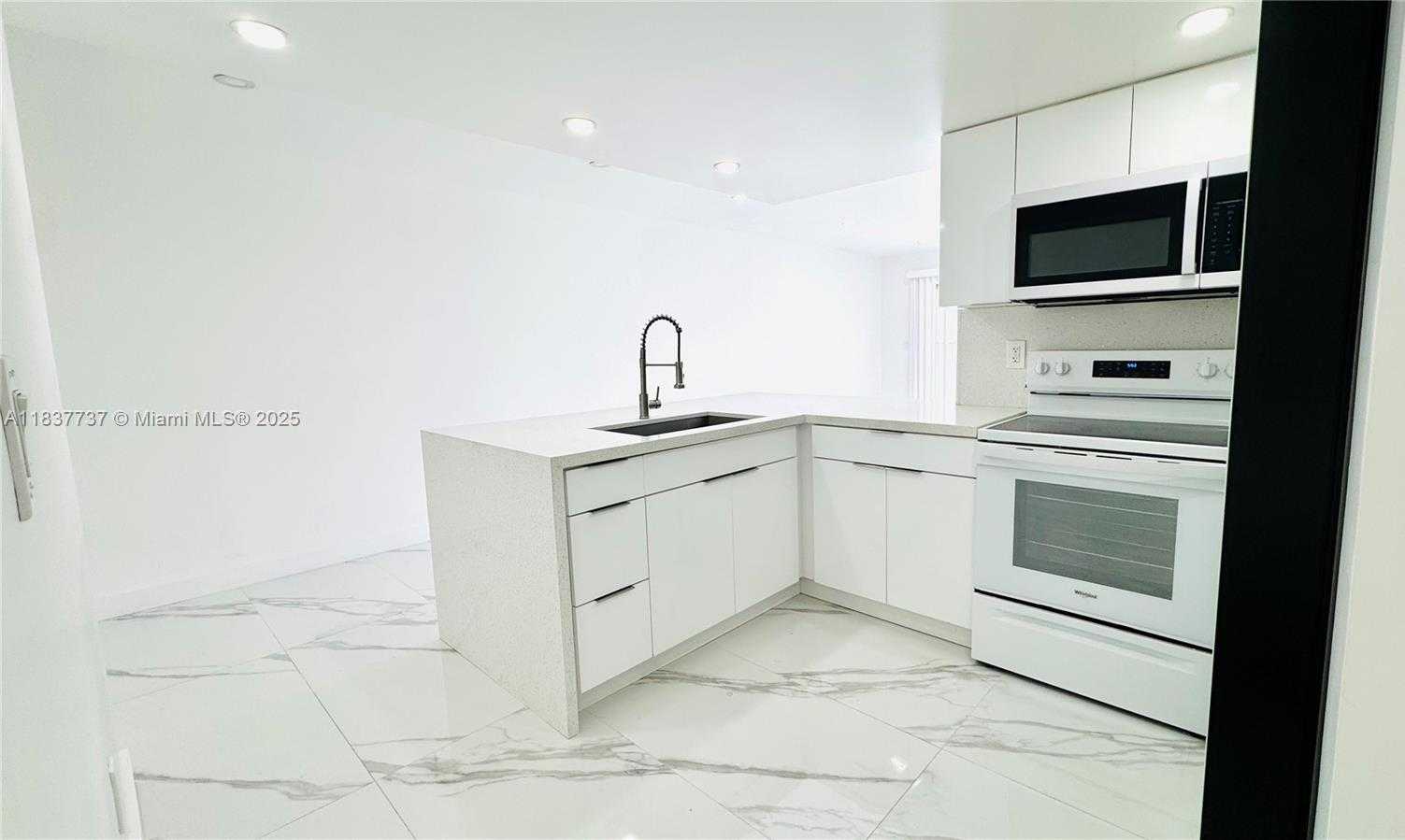 Small Image of 9375 FONTAINEBLEAU BLVD #L111, Miami Number 5
