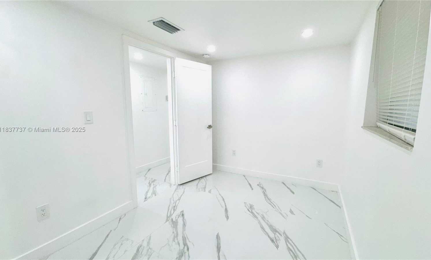 Small Image of 9375 FONTAINEBLEAU BLVD #L111, Miami Number 8