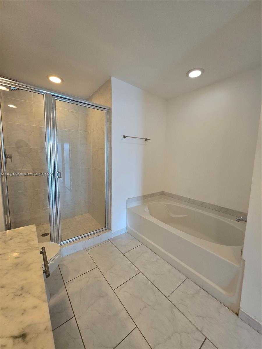 Small Image of 950 BRICKELL BAY DR #2605, Miami Number 10