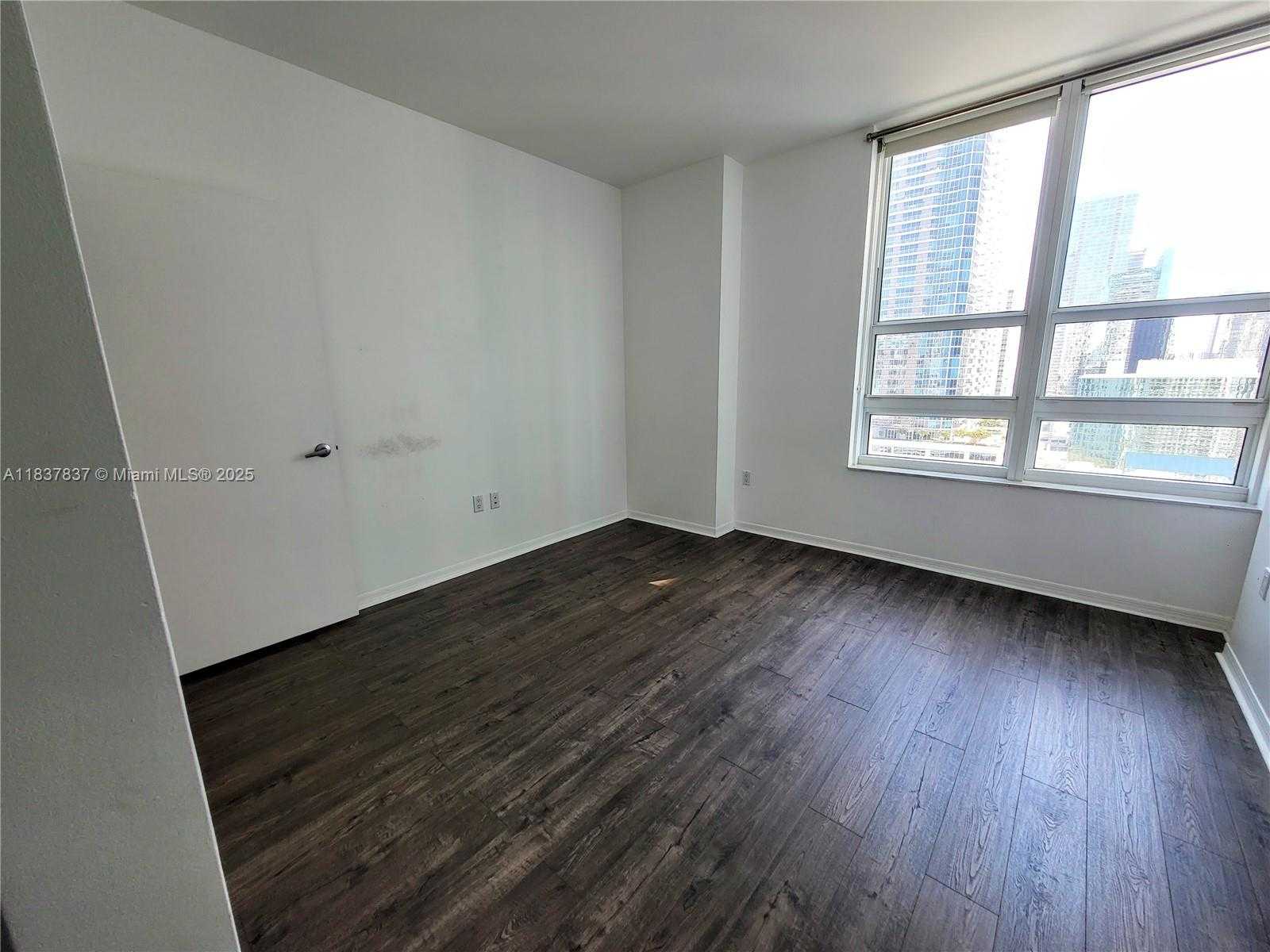 Small Image of 950 BRICKELL BAY DR #2605, Miami Number 12