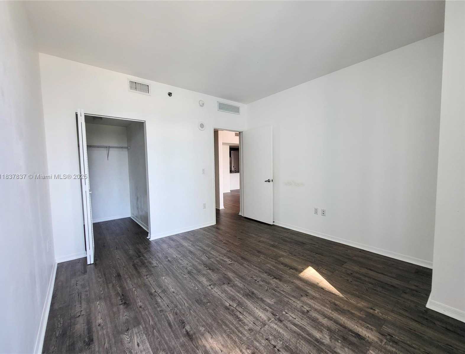 Small Image of 950 BRICKELL BAY DR #2605, Miami Number 14