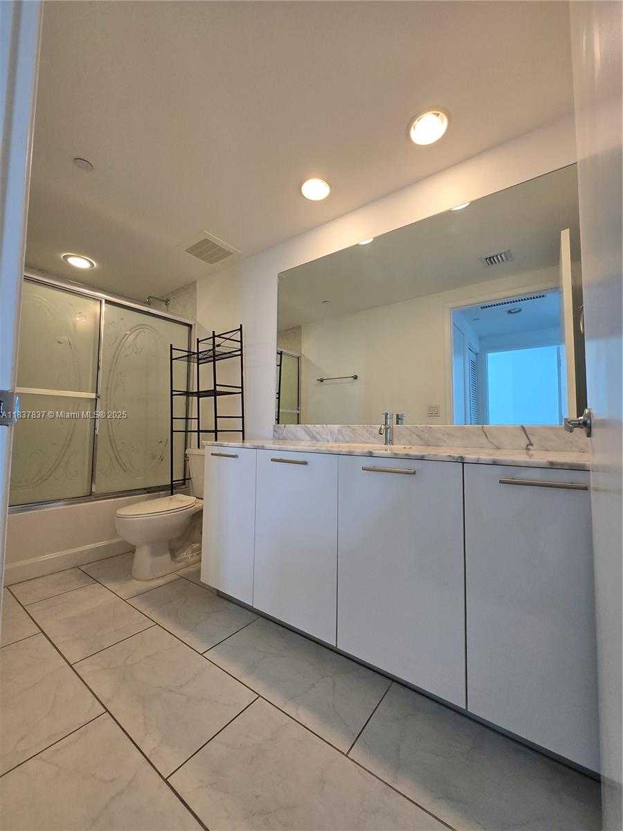 Small Image of 950 BRICKELL BAY DR #2605, Miami Number 16
