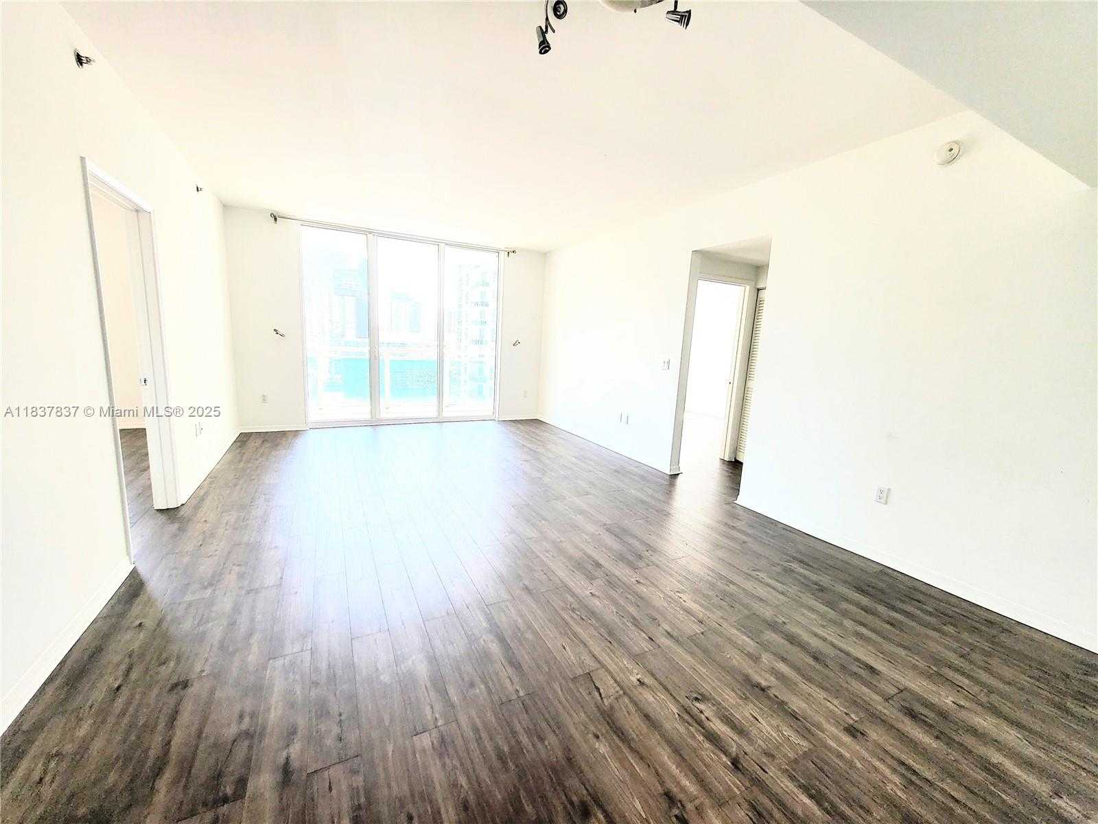 Small Image of 950 BRICKELL BAY DR #2605, Miami Number 4