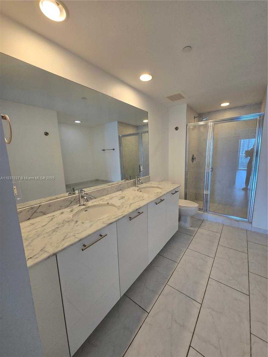 Small Image of 950 BRICKELL BAY DR #2605, Miami Number 9