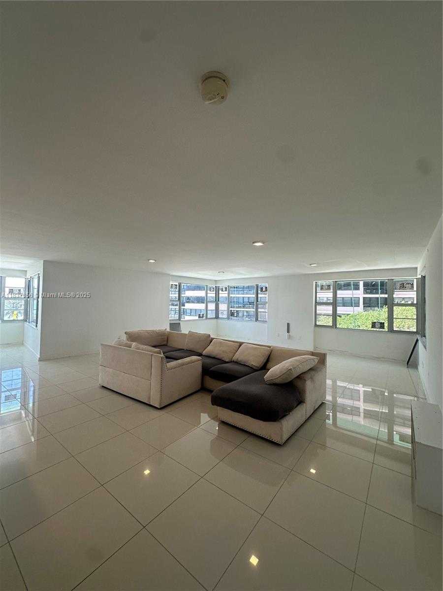Small Image of 5255 COLLINS AVE #3D, Miami Beach Number 2