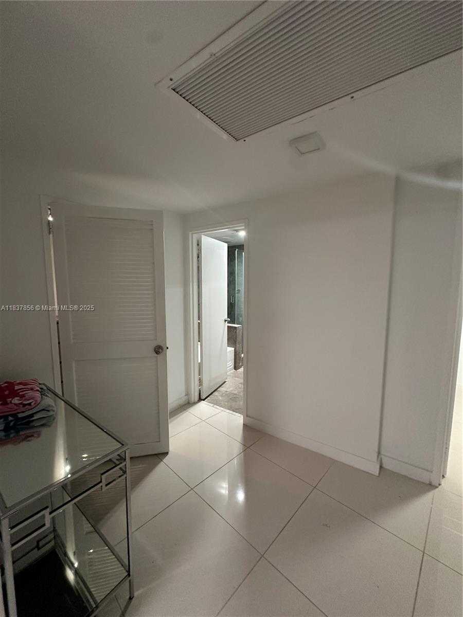 Small Image of 5255 COLLINS AVE #3D, Miami Beach Number 25