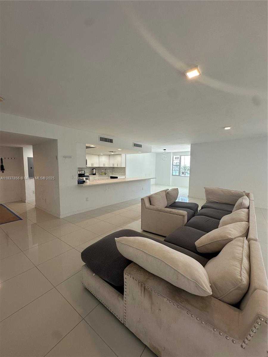 Small Image of 5255 COLLINS AVE #3D, Miami Beach Number 4