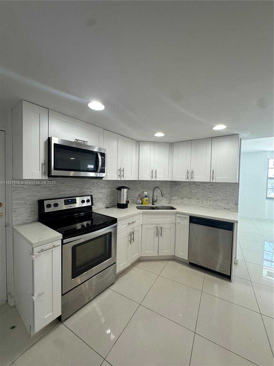 Small Image of 5255 COLLINS AVE #3D, Miami Beach Number 9