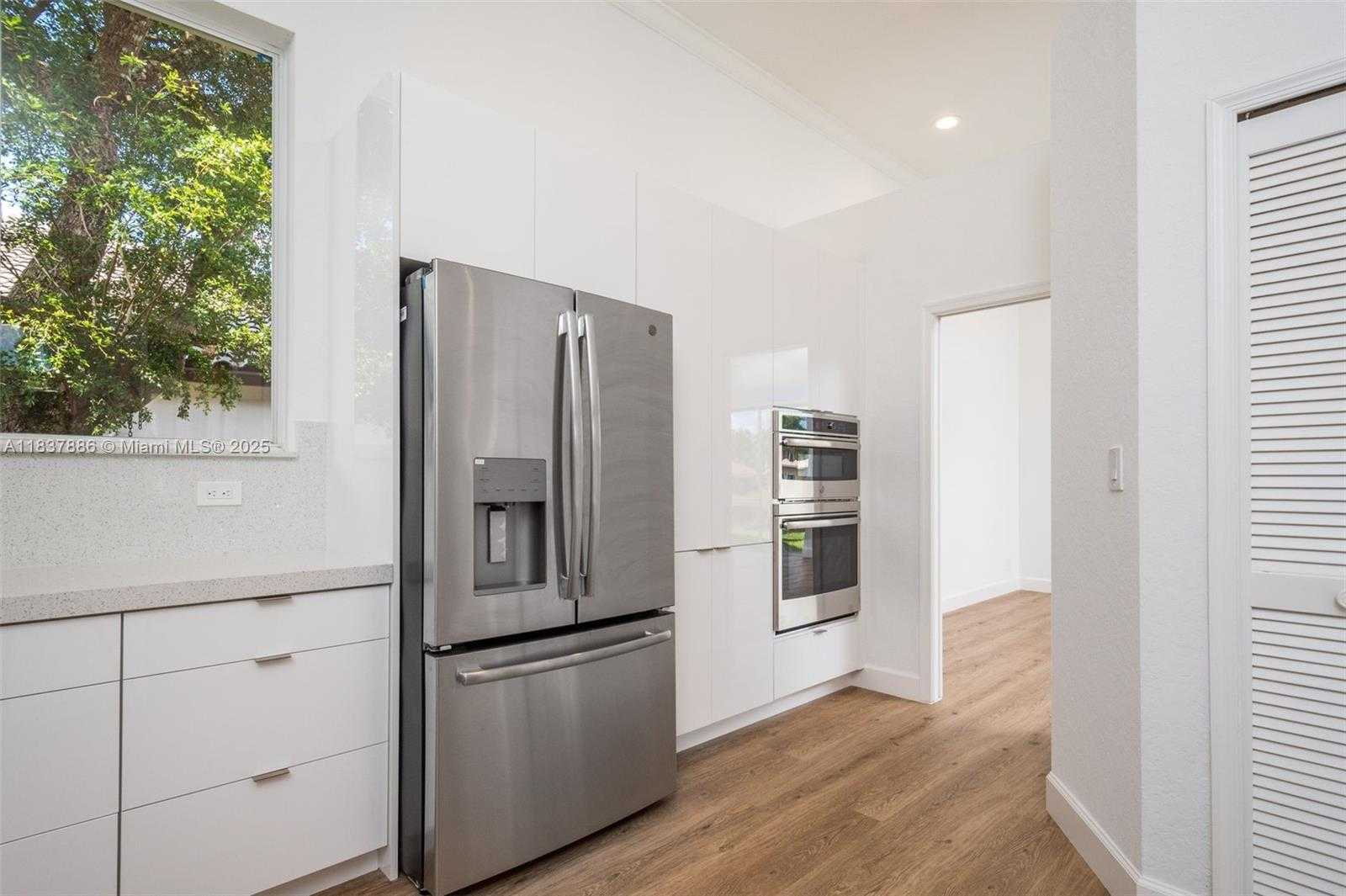 Small Image of 2664 EDGEWATER DR #2664, Weston Number 10