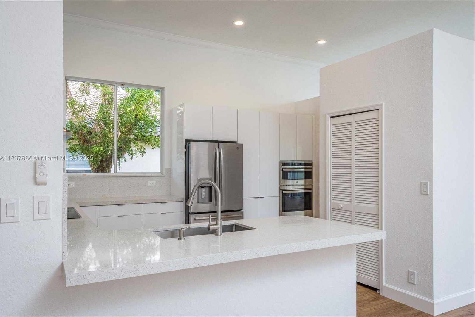 Small Image of 2664 EDGEWATER DR #2664, Weston Number 11